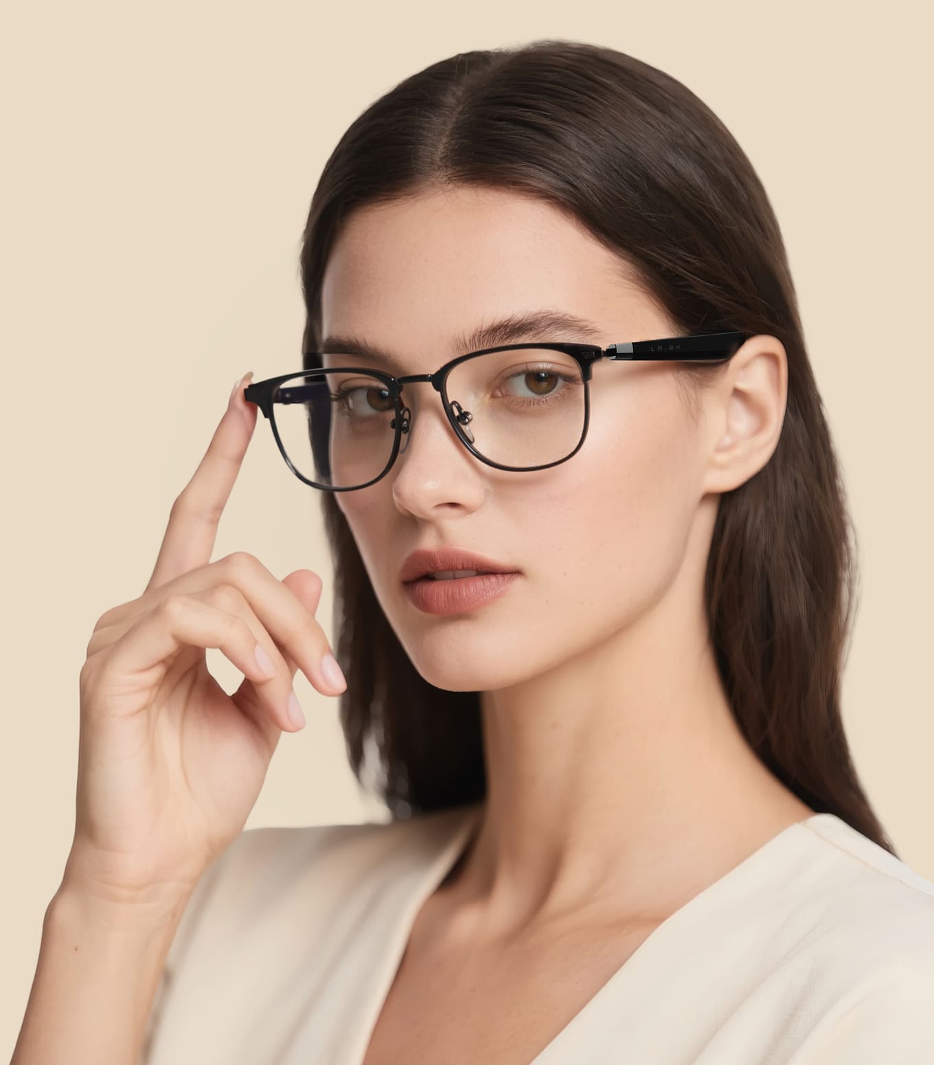 AI Chat City（スマートグラス）をかけ、人差し指を眼鏡のつるに添えている外国人女性